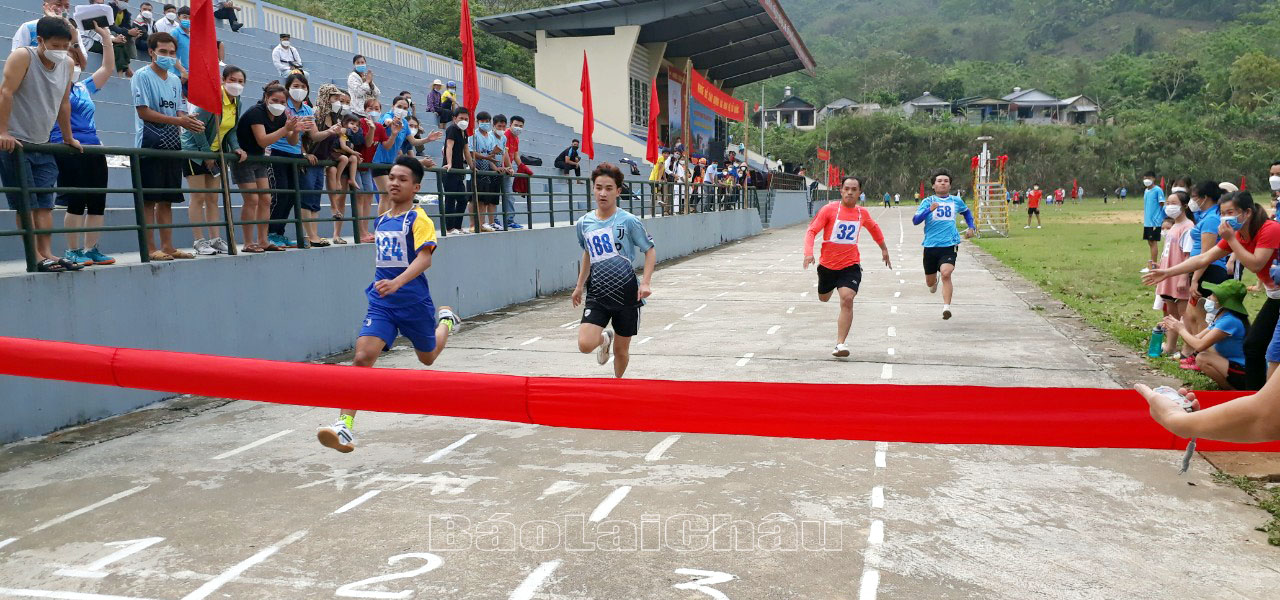 Vận động viên tham gia vòng chung kết chạy cự ly 100m nam.